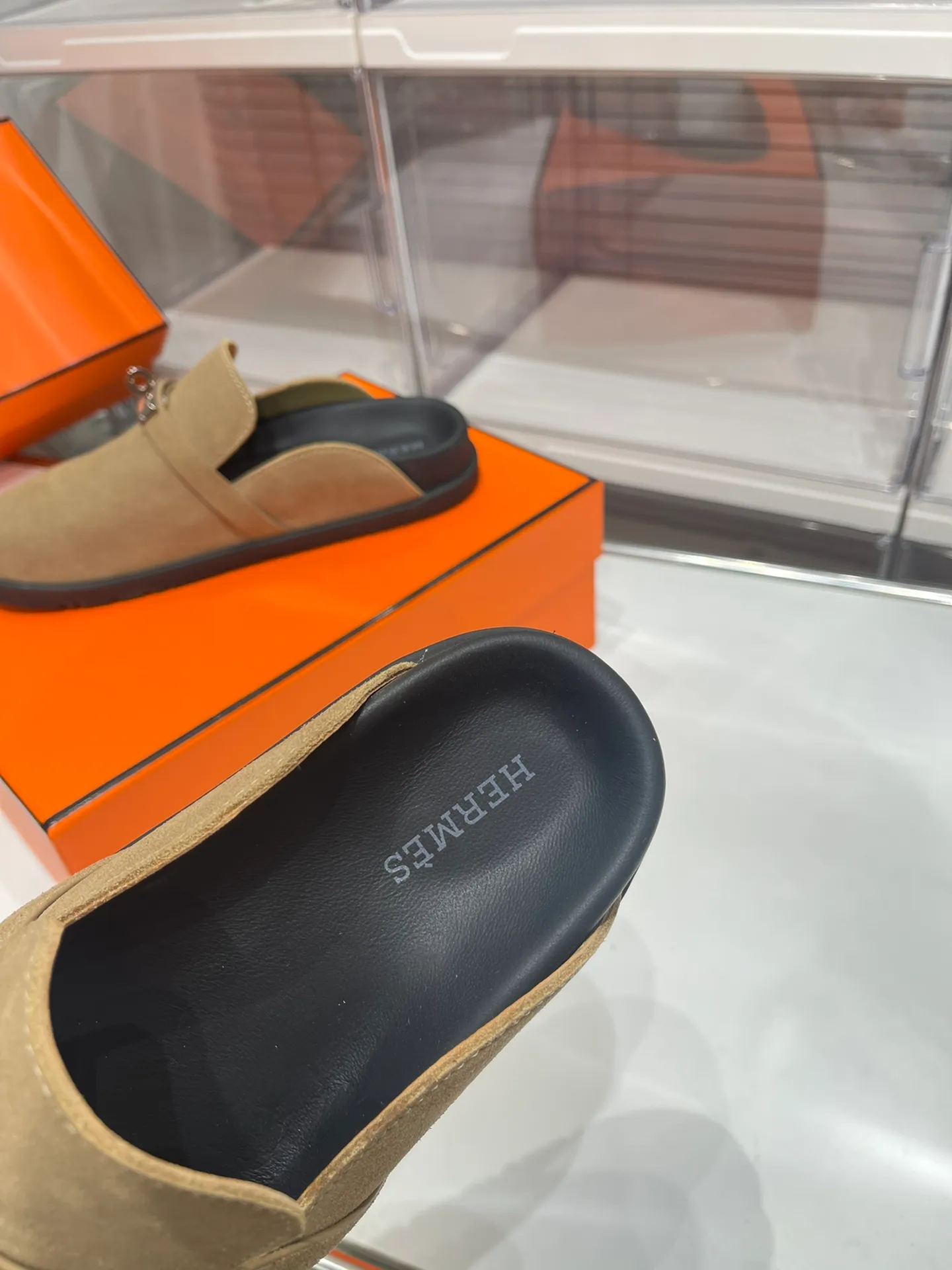Women's shoes 240 men + 10🐮🐮HERMES Hermes' latest kelly buckle couple's Birkenstock slippers, classic family language design! It looks good no matter how you match it! Casual and high-end feeling, the comfort is also great, with a variety of colorful socks, a trendy sense of high-end ●Upper: imported cow suede ●Inner: imported sheepskin ●Foot pads: imported mixed sheepskin ●Outsole: T women's shoes u non-slip and wear-resistant outsole ●Code number: male 39-44 (45 46 customized) female 35-40 (41 42 customized)